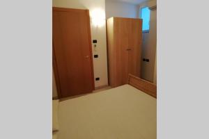 une pièce vide avec une porte et un miroir dans l'établissement Casa Mary, à Santo Stefano al Mare