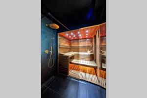 - un sauna avec une baignoire dans la chambre dans l'établissement No 7 Apartament Spa z sauna i jacuzzi, à Nowy Targ