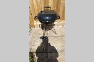 grill z żeliwa siedzący na ścianie w obiekcie Cotswolds Cottage Ilmington with Wood Burning Stove & BBQ - pet friendly w mieście Chipping Campden