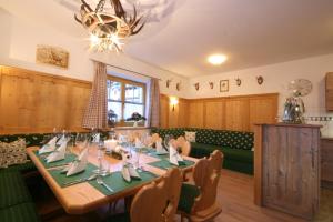 a dining room with a table and chairs and a chandelier at Ferienappartement Royer in Schladming