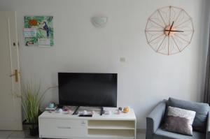 a living room with a tv and a blue chair at Apt 2 Chic, 60m2, 2 Chambres, Centre 1 in Valenciennes