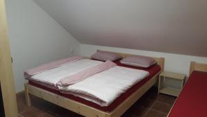 Posteľ alebo postele v izbe v ubytovaní apartmány U tety Hedy