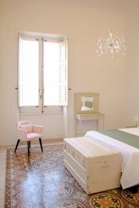 A bed or beds in a room at Designer Apartment