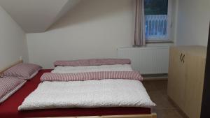 Posteľ alebo postele v izbe v ubytovaní apartmány U tety Hedy