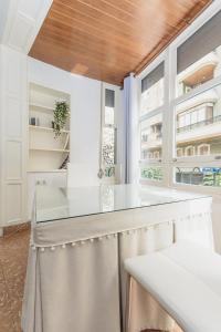 a kitchen with a white counter and some windows at Apartamento San Pascual en Orihuela in Orihuela