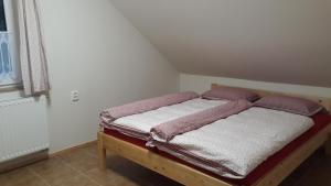 Posteľ alebo postele v izbe v ubytovaní apartmány U tety Hedy