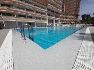 una piscina en medio de un edificio en playa honda luxury en Arona