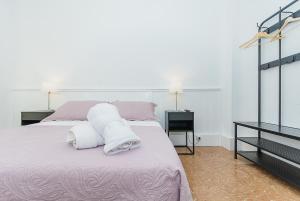 a bedroom with a large bed with white towels on it at Apartamento San Pascual en Orihuela in Orihuela