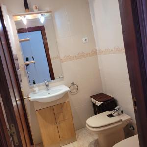 een badkamer met een wastafel en een toilet bij Entre playas in Noja