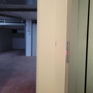 une pièce vide avec une porte dans un bâtiment dans l'établissement Entre playas, à Noja
