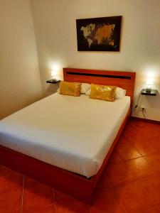 - un lit dans une chambre avec 2 oreillers dans l'établissement Portada House, à Câmara de Lobos