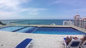 Swimmingpoolen hos eller tæt på Excelente apartamento Santa Marta Colombia