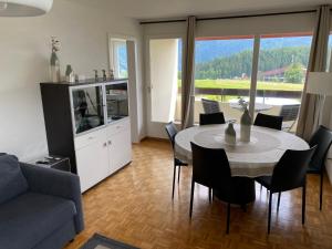 - un salon avec une table et un canapé dans l'établissement Swiss Mountains, à Leysin