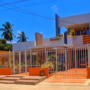 une clôture blanche devant un bâtiment dans l'établissement Casa Turística Realismo Mágico, à Aracataca