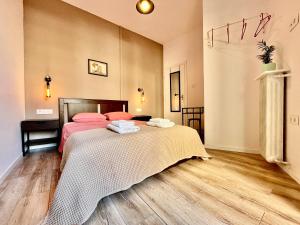 A bed or beds in a room at B&B Boutique Two Bedrooms Apartments