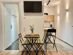 A television and/or entertainment centre at B&B Boutique Two Bedrooms Apartments