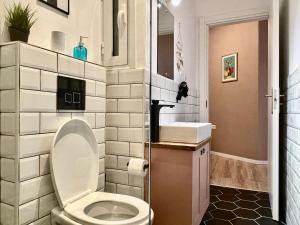 A bathroom at B&B Boutique Two Bedrooms Apartments