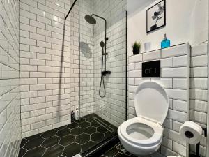 A bathroom at B&B Boutique Two Bedrooms Apartments
