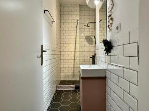 A bathroom at B&B Boutique Two Bedrooms Apartments