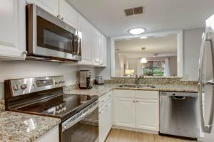 Η κουζίνα ή μικρή κουζίνα στο NEAR OCEAN VILLAS - Hilton Head's Best and Most Affordable Deluxe Villas Close to Beach