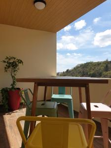 una mesa y sillas en un balcón con vistas en Altavista Penthouse T2, en Covilhã