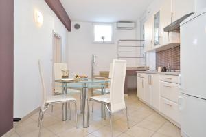 Kuchyň nebo kuchyňský kout v ubytování Apartments Nautilus