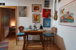 una sala da pranzo con tavolo e sedie in legno di Wohnstudio in umgebauter Scheune a Altlassing