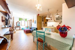 A kitchen or kitchenette at Extravacanza Safari
