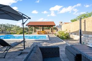 Bazén v ubytovaní Olive Tree House with Jacuzzi, WiFi and 40m2 pool alebo v jeho blízkosti