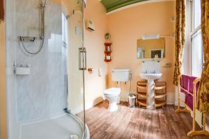 Un baño con ducha, inodoro y lavabo. en Pannett House Bed & Breakfast, Beautiful Victorian residence, en Whitby 24 fotos más