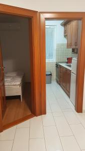 Kuchyňa alebo kuchynka v ubytovaní ROSE Apartman