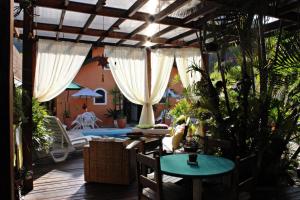 un patio con piscina y una habitación con plantas en Pousada do Pinheiro, en Camburi