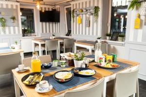 stół z talerzami jedzenia w restauracji w obiekcie Palazzo w Segedynie +13 zdjęć