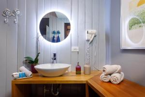 een badkamer met een wastafel en een spiegel bij Kalawala in Puerto Viejo