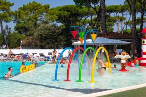Bazén v ubytovaní Camping Mare e Pineta alebo v jeho blízkosti