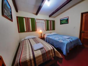 una habitación con dos camas en una habitación en Healthy Stay Gocta, en Cocachimba