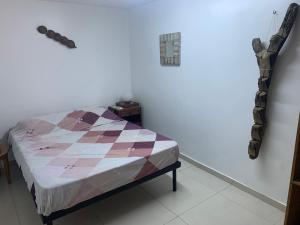 Tempat tidur dalam kamar di Appartement cosy, calme et très bien placé à ouakam Dakar