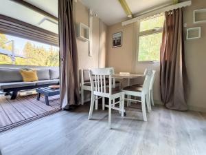a living room with a table and chairs and a couch at Avignon, joli chalet en campagne très proche de la ville in Avignon