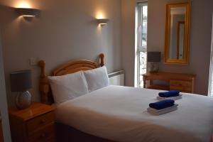 1 dormitorio con 1 cama con 2 toallas en Aran View Holiday Homes Doolin - home no 2 en Knockfin Cross Roads