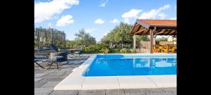 Bazén v ubytovaní Olive Tree House with Jacuzzi, WiFi and 40m2 pool alebo v jeho blízkosti