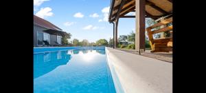 Bazén v ubytovaní Olive Tree House with Jacuzzi, WiFi and 40m2 pool alebo v jeho blízkosti