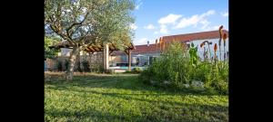 Vonkajšia záhrada v ubytovaní Olive Tree House with Jacuzzi, WiFi and 40m2 pool