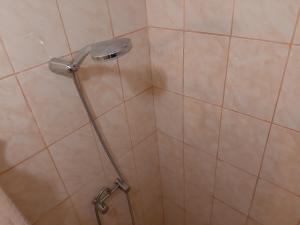 una ducha con cabezal de ducha en un baño en Healthy Stay Gocta, en Cocachimba