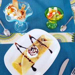 un plato blanco con un trozo de comida en una mesa en Cote de France, en Fundura