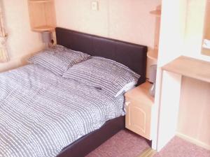 Ένα ή περισσότερα κρεβάτια σε δωμάτιο στο Cosy Chalet Mobile Home