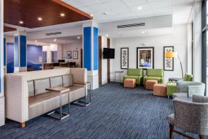 Area lobi atau resepsionis di Holiday Inn Express & Suites - Ft Myers Beach-Sanibel Gateway, an IHG Hotel