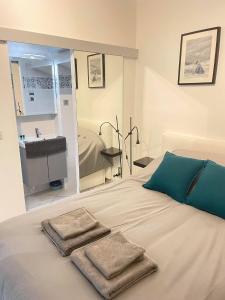 een slaapkamer met een bed met twee handdoeken erop bij Lehena in Saint-Jean-de-Luz