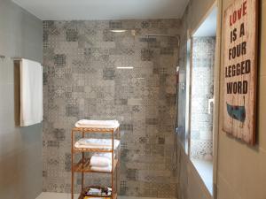 Uma casa de banho em Altavista Penthouse T2
