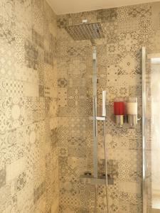 uma cabina de duche na casa de banho com papel de parede em Altavista Penthouse T2 na Covilh� mais 27 fotografias