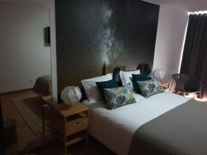Uma cama ou camas num quarto em Altavista Penthouse T2